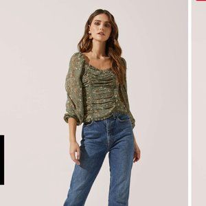 ASTR RUFFLE SQUARE NECK LONG SLEEVE FLORAL TOP Size Medium - New Without Tags